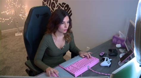 alinity cat|Canadian video game streamer Alinity apologizes for throwing cat。